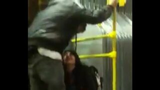 Nainen virtsaa transmilenio-bussiin Bogotassa