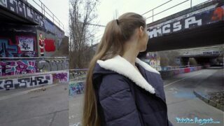 Julkinen agentti Kinuski nai isoa espanjalaista kukkoa ulkona tunnelin alla