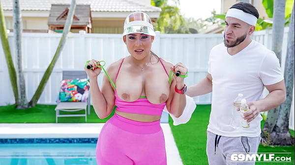 Kuuma Milf Carmela Clutch Hänen Big Booty Workout