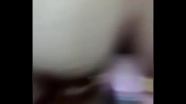 Vitun kypsä Edilma krapulan jälkeen ja hän kuuntelee kutsua naida häntä perseeseensä