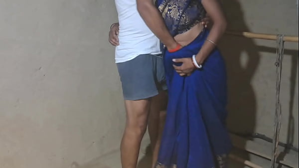 Desi Indian Village bhabhi Isot tissit painaen ja pitelevät Pussya