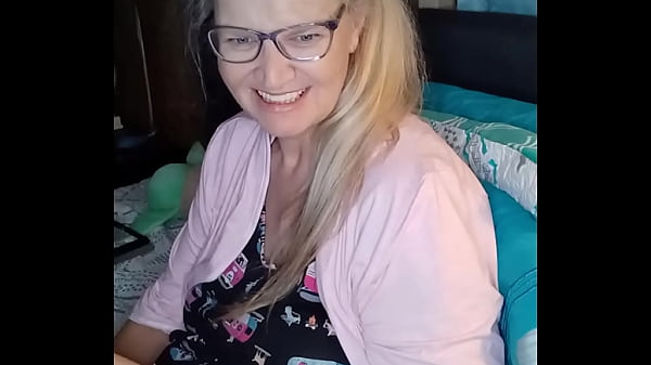 Hot Milf masturboi intensiiviseen orgasmiin live-verkkokameran yksityischatissa!