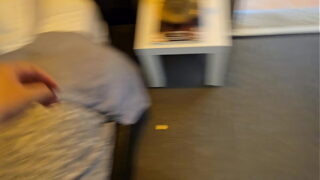 Jakaa toisen huoneen tuntemattoman seksikäs kanssa, hän riisuu naidakseen minua.
